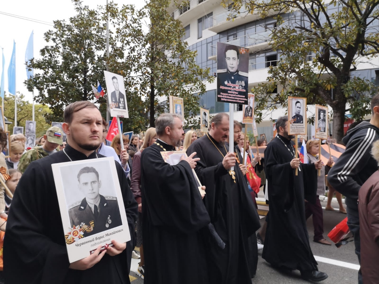 Духовенство, волонтеры и прихожане собора приняли участие в праздновании 77-й годовщины победы в Великой Отечественной войне