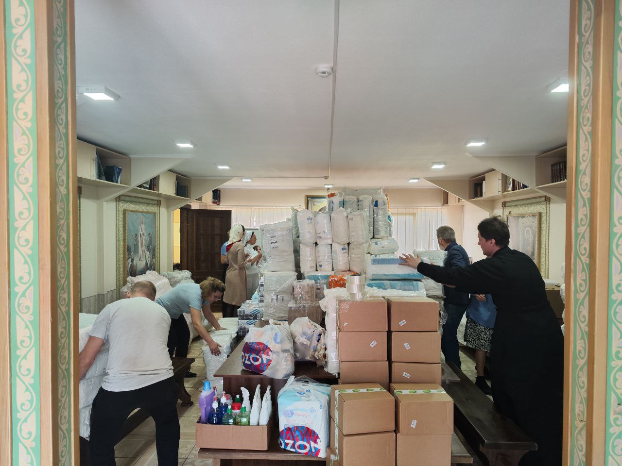 Волонтеры организовали передачу гуманитарной помощи жителям Мариуполя