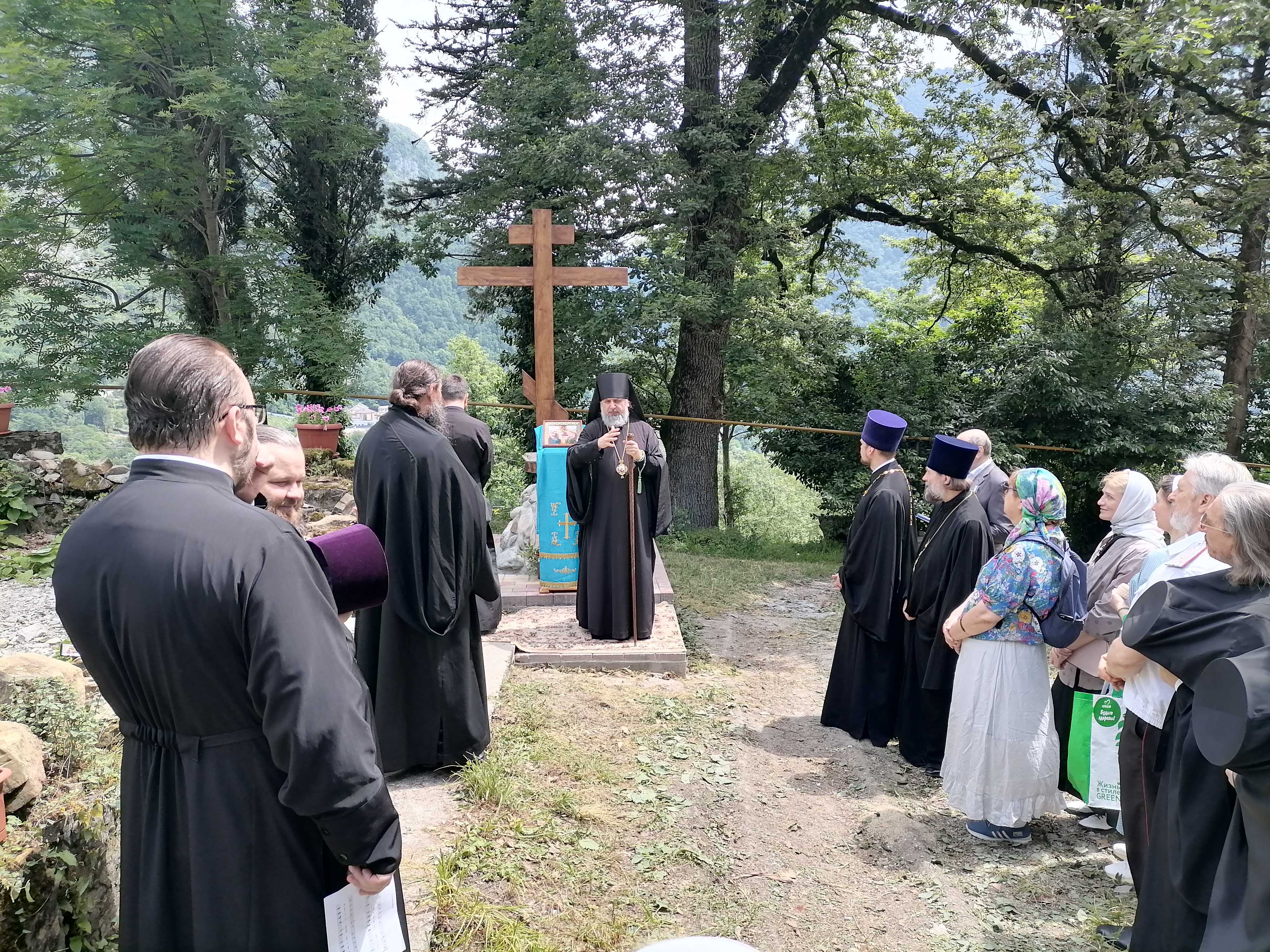В День Святого Духа Преосвященнейший епископ Герман возглавил Литургию в Покровском храме Троице-Преображенского монастыря 