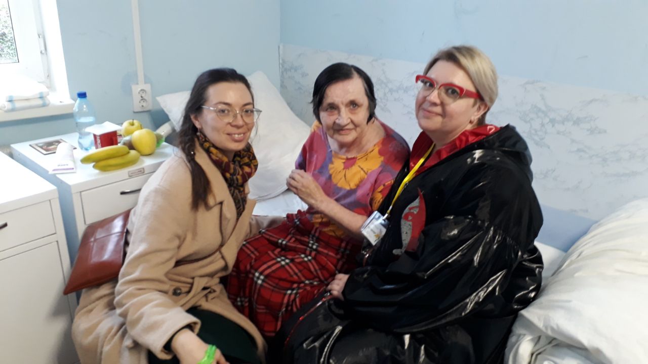 В праздник святителя Николая Чудотворца участники приходского клуба волонтеров посетили пожилых и одиноких пациентов больницы №3 в Илларионовке. 