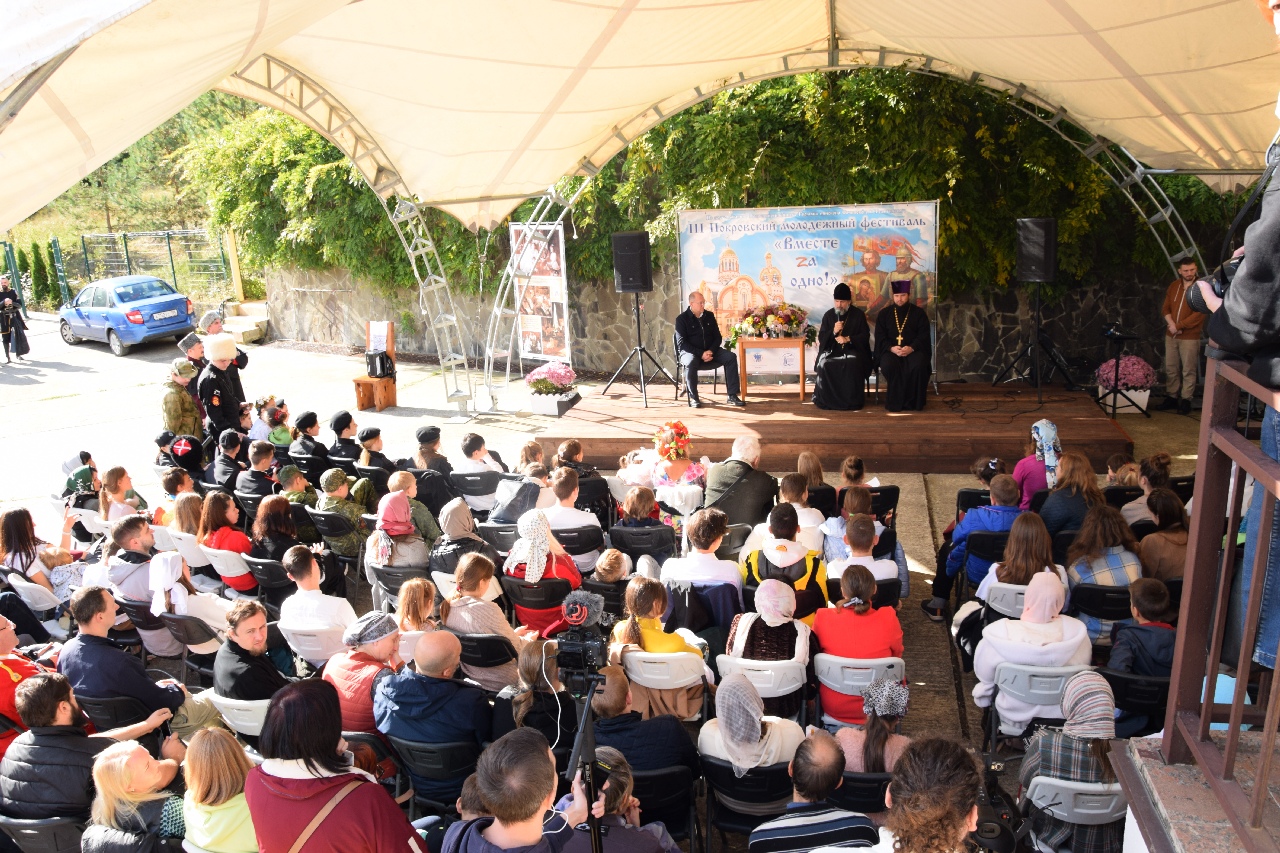 Преподаватели, ученики и родители воскресной школы собора приняли участие в III Покровском молодежном фестивале