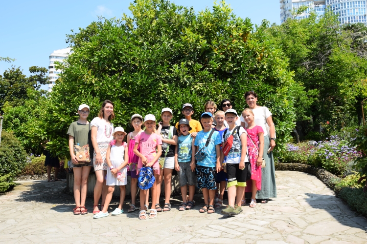 Учителя и ребята воскресной школы посетили сад-музей «Дерево дружбы»