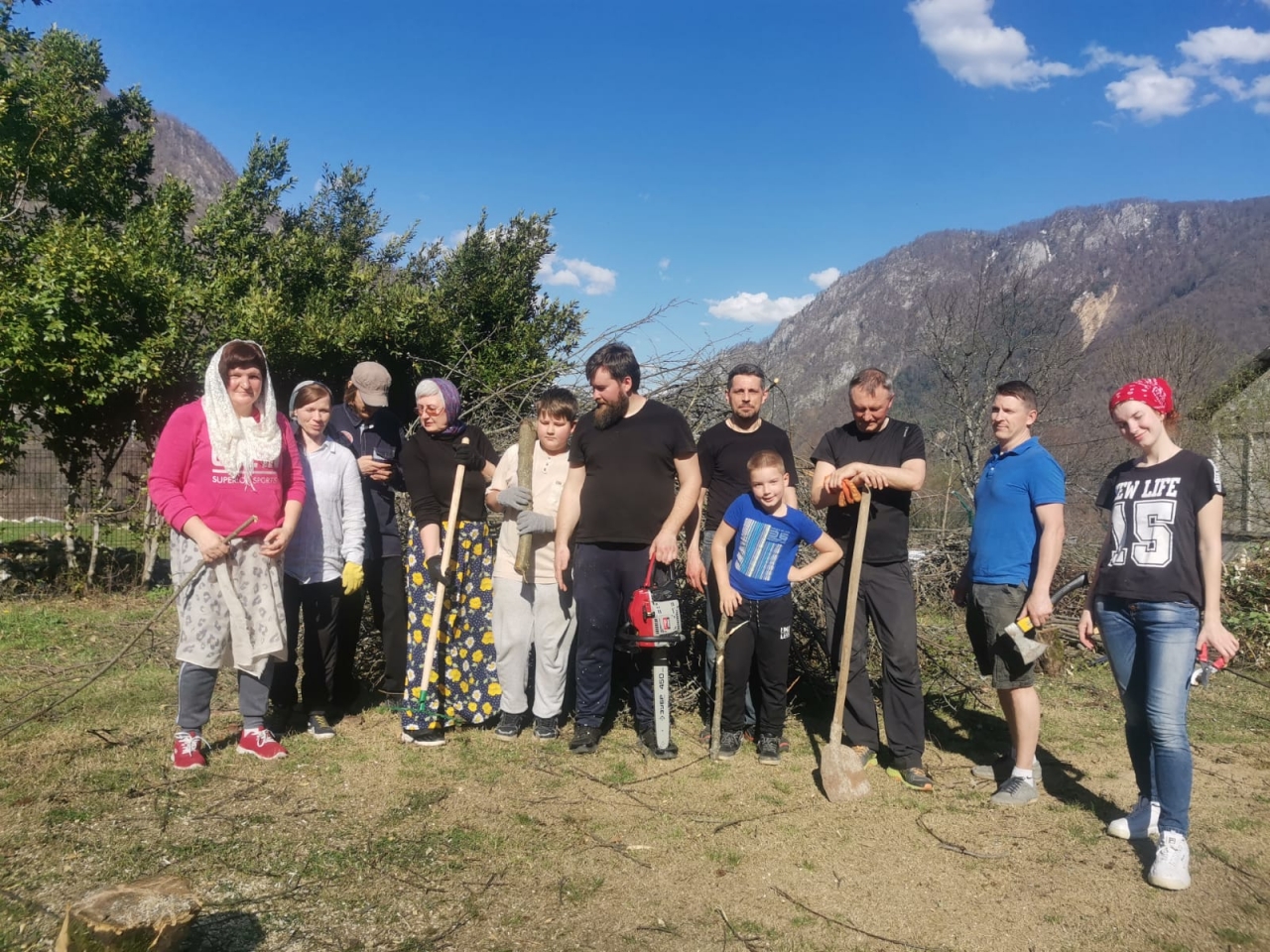 Активные прихожане собора приняли участие в уборке территории монастырского подворья в селе Монастырь